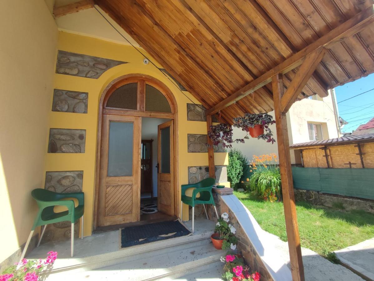 Central House Hotel Curtea de Argeş Екстериор снимка